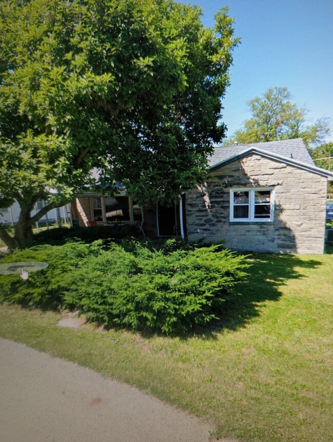 Building Photo - 222 Hanley St Rental
