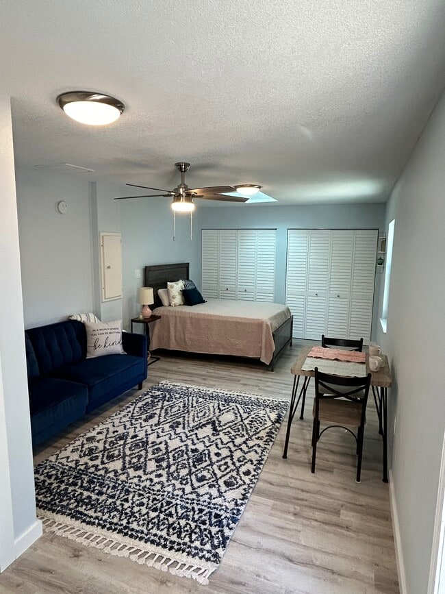 Photo - 3219 Roscoe Ave Unidad Studio