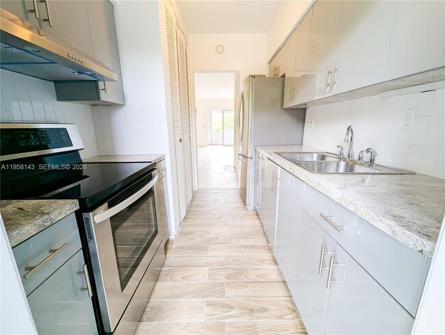 Building Photo - 1590 NE 127th St Unit 206