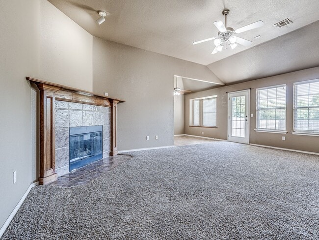 Photo - Charming home in Yukon + 3 bedrooms + 2 bathrooms