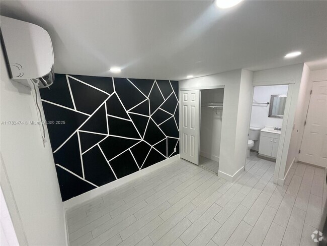 Building Photo - 5803 Buchanan St Rental