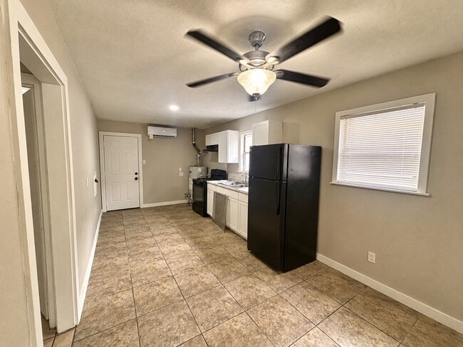 Photo - 2401 Hadley St