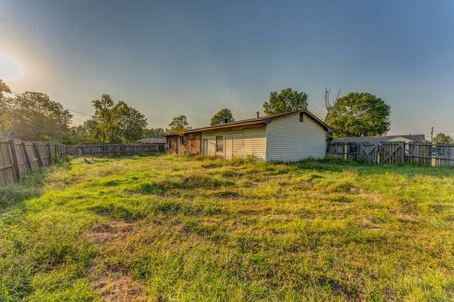 Photo - 121 W Pecan St
