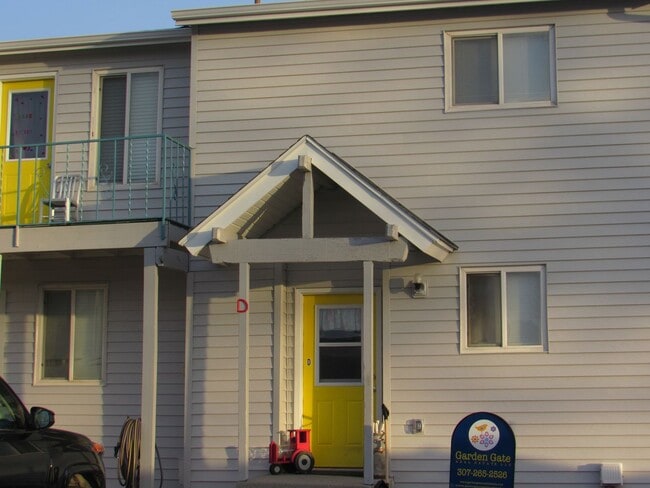 Building Photo - 3 Bdrm Townhome-West Side! Unit D