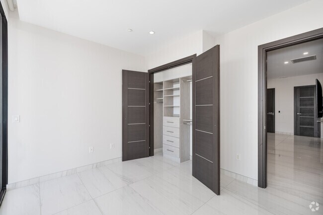 1BR, 1BA - 988SF - Bedroom/Closet