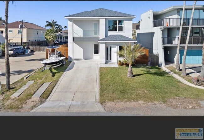 Photo - 104 W Pompano St