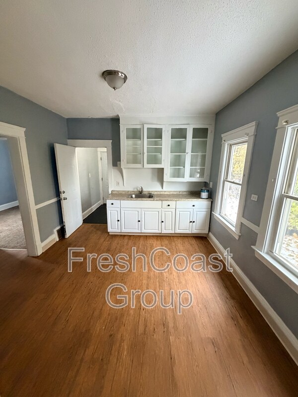 Photo - 3053 E 128th St Unit 1 - Lower