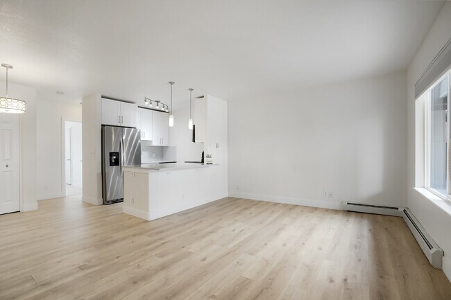 Building Photo - Updated Apartment in The Heart of Jefferson Park Unit 4