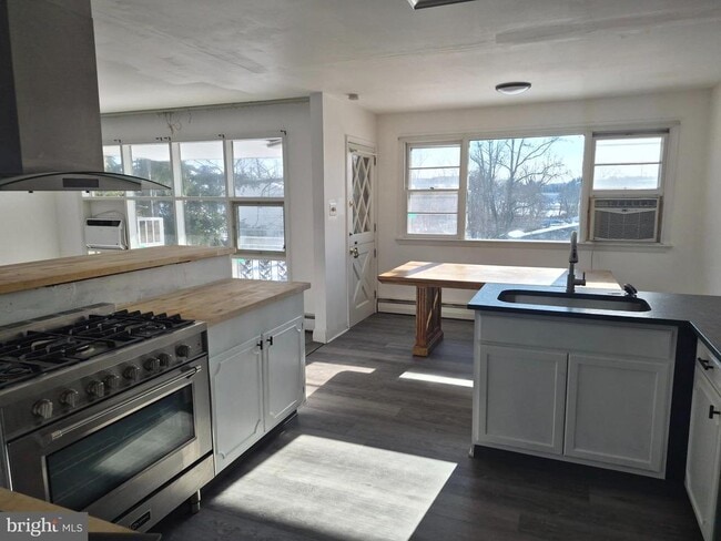 Photo - 901 Montgomery Ave