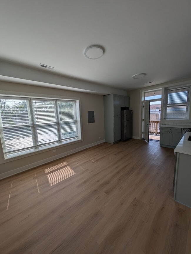 Photo - 3182 N Milwaukee Ave Unit 3182  2