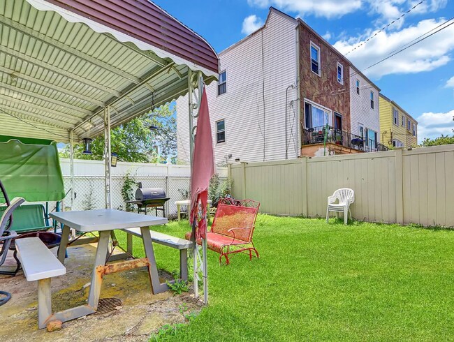 Photo - 5-36 B 72 St