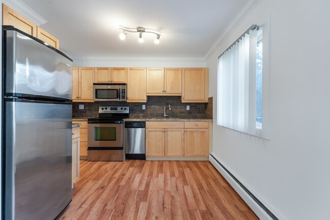 Building Photo - 10172-10113 113 St Unit 7