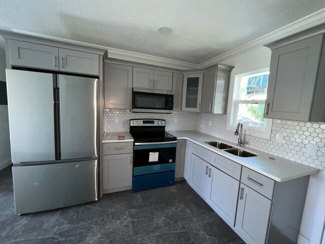 Building Photo - Fully Renovated 2 Bed, 1 Bath Duplex in th... Rental