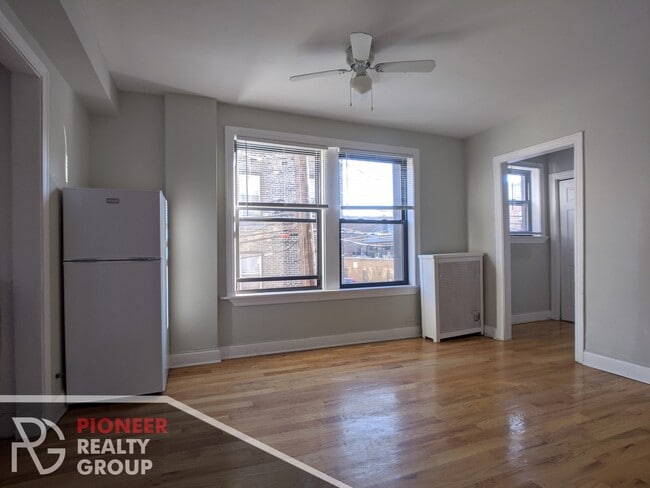 Building Photo - 737 W Belmont Ave Unit 214-RA Rental