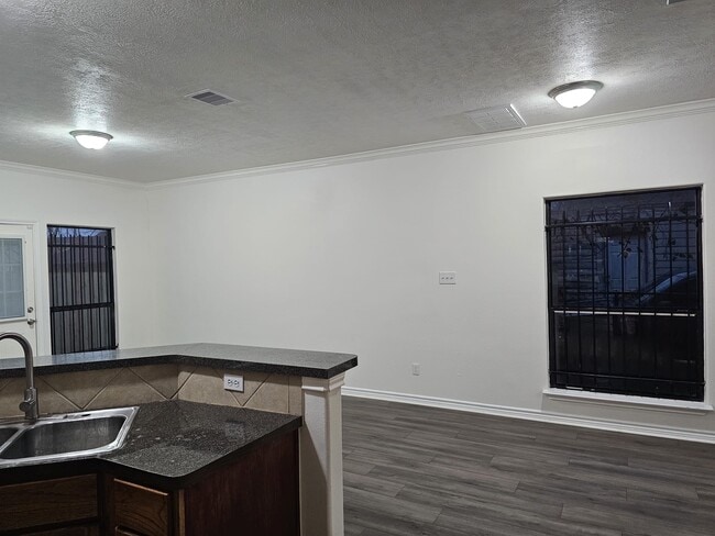 Photo - 4611 Briscoe St