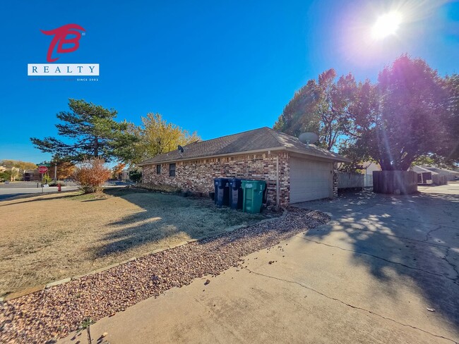 Photo - 6811 Lyrewood Ln