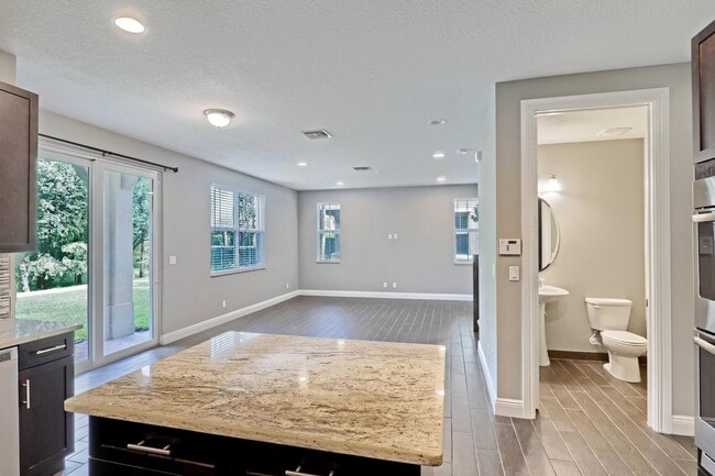 Photo - 122 Diamante Way