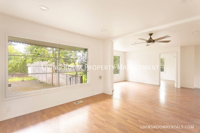 Photo - 4642 NE Emerson St