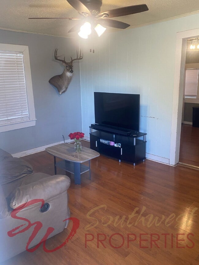 Photo - One bedroom home with great backyard!