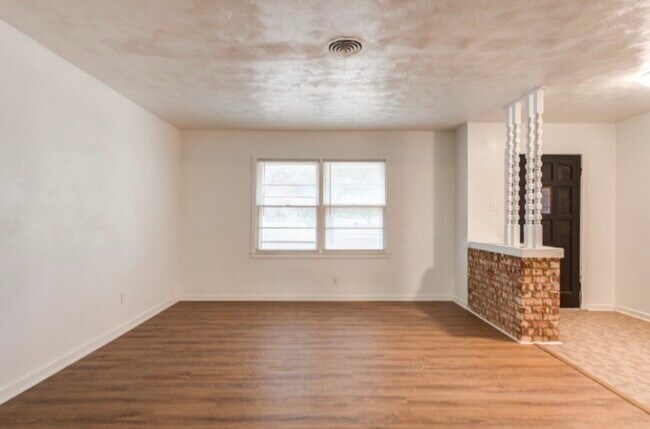 Photo - 1506 E 2nd St