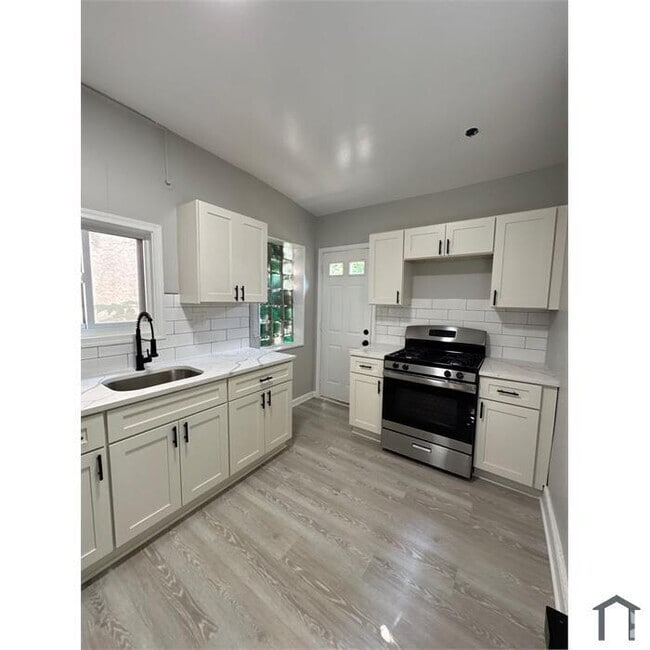 Building Photo - 3 Bedroom with Basement Rental