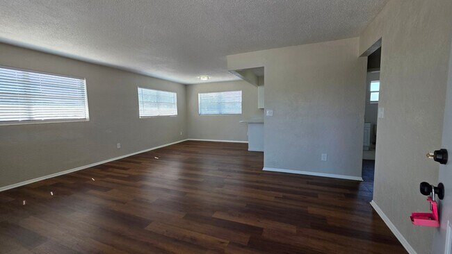 Building Photo - ** HALF OFF 1ST MONTH'S RENT WITH 13 MONTH LEASE ** Unit 313-7