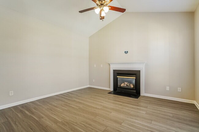 Photo - 632 Hanska Way