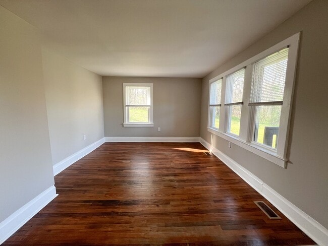 Photo - 899 Potters Ln