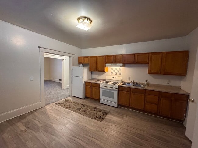 Photo - AVAILABLE Now! Wonderful 2 Bedroom, 1 Bath, Upper Level Unit with quick access to 94 and Downtown...
