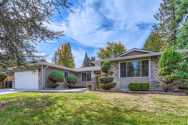 Building Photo - Peaceful neighborhood setting within walki...