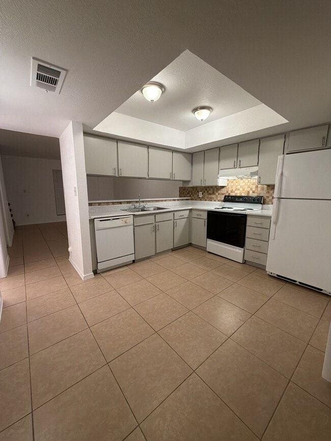 Building Photo - 1784 S Fairway Cir