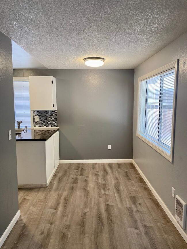 2 Bed 1 Bath Duplex w/ Fenced Yard and Off... - 2 Bed 1 Bath Duplex w/ Fenced Yard and Off... House