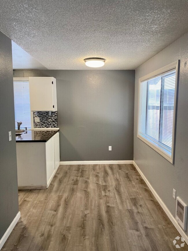 Building Photo - 2 Bed 1 Bath Duplex w/ Fenced Yard and Off... Rental