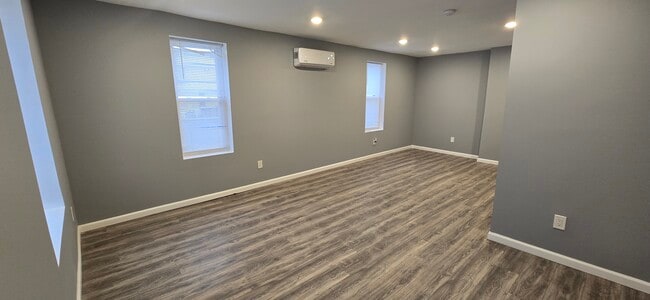 Building Photo - 44 Capitol St