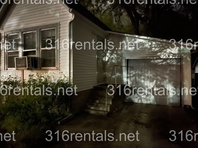 Photo - $650 - 1 bed 1 bath - Duplex Unit 104 E 14th St