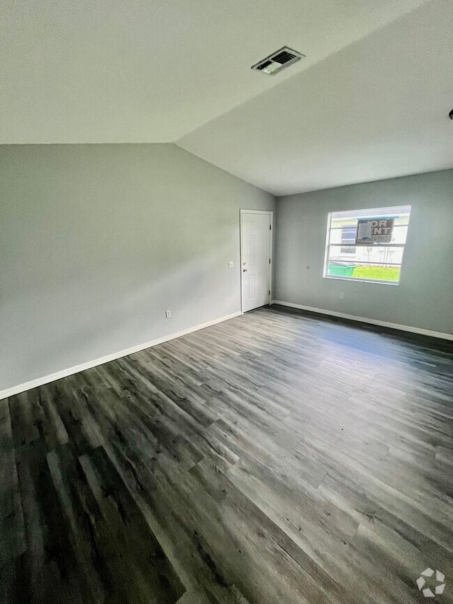 Building Photo - SPACIOUS 2BR/1BA Zephyrhills, Duplex, Vaul... Rental
