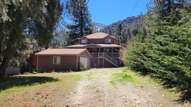 Building Photo - Attractive & Roomy 4 bedroom, 3 bath Pine ... Rental