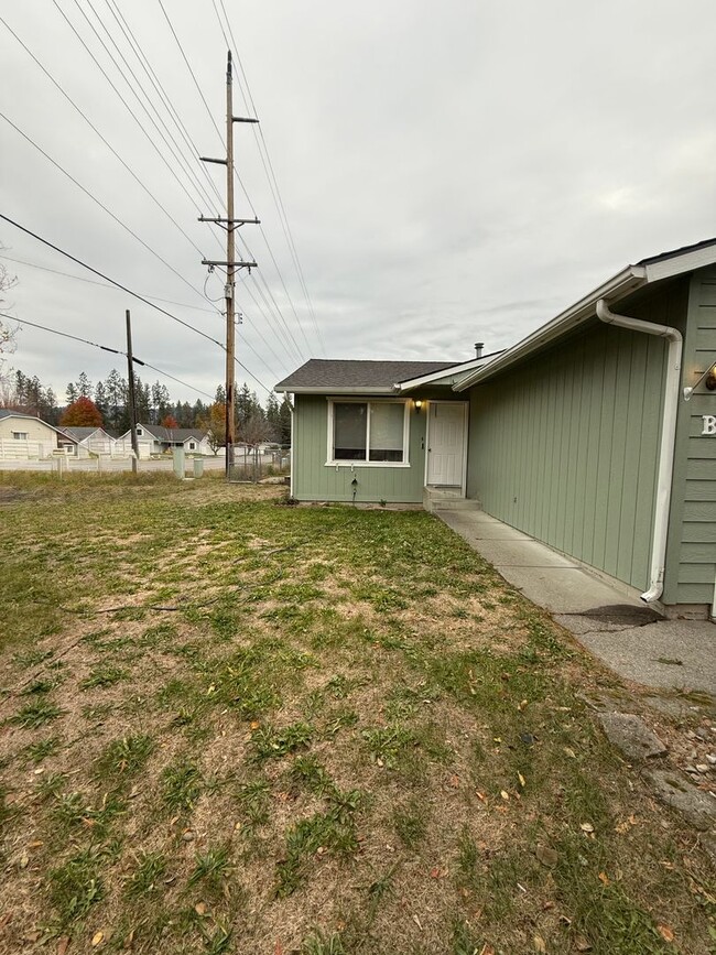 Photo - 2 bed 1 bath Duplex (corner lot)