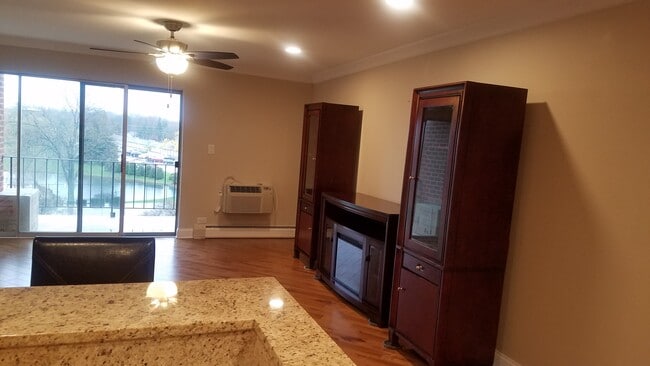 Photo - 16 E Old Willow Rd