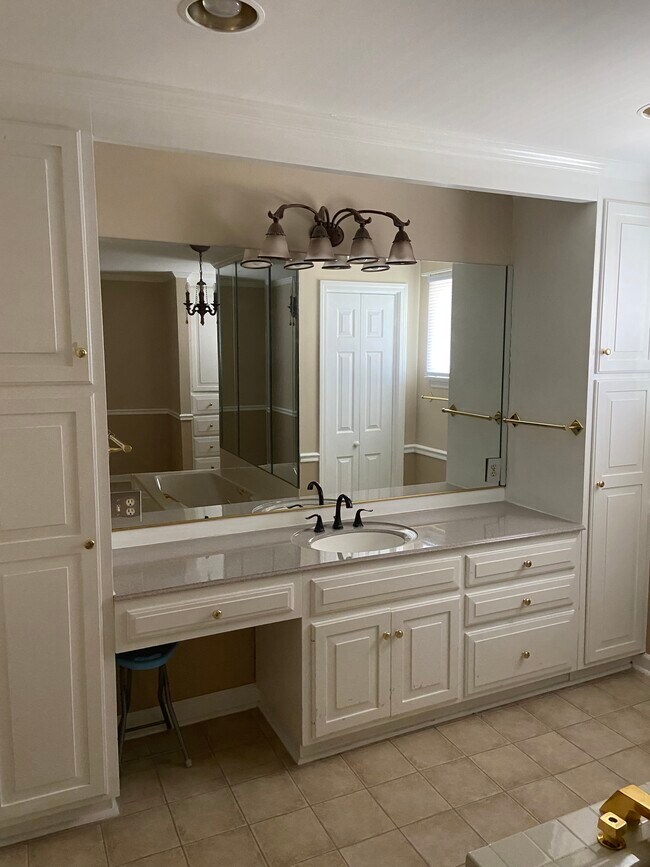 Photo - 164 College St