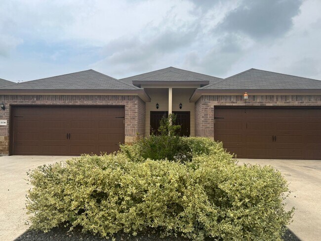 Luxury 3/2Duplex in Seguin, TX - Luxury 3/2Duplex in Seguin, TX Townhome
