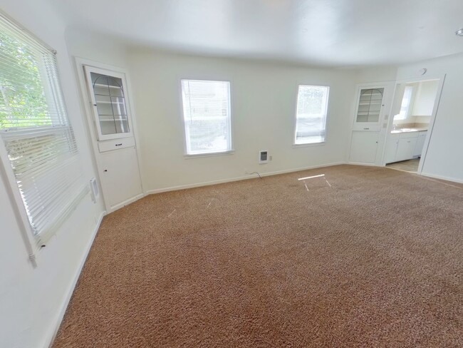 Photo - 5 bedroom house near campus! 2 Months free...