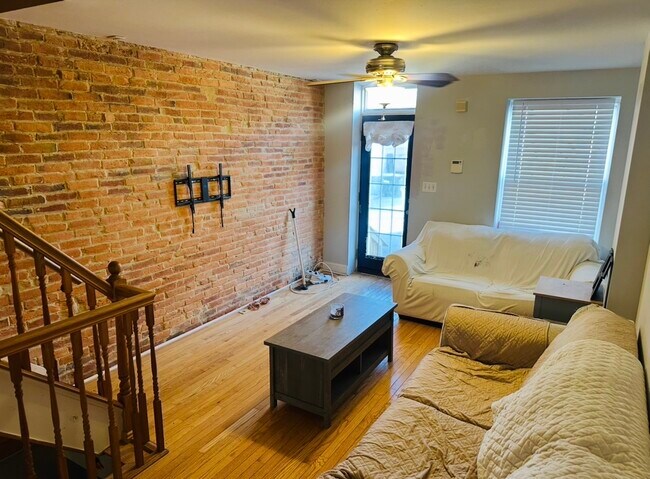 Living Room - 829 S Linwood Ave