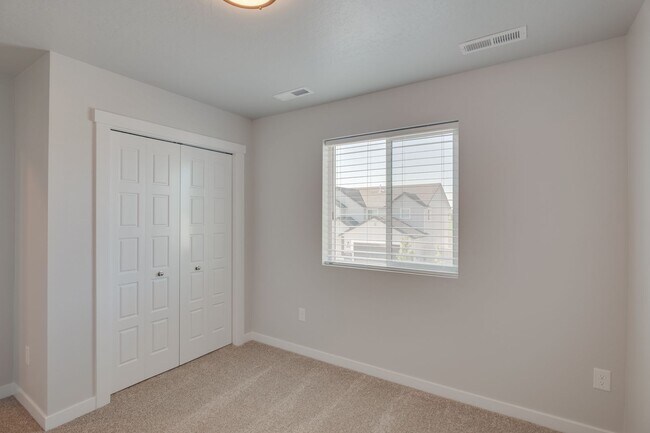 Building Photo - This gorgeous 3 bedroom, 2.5 bath townhome is 1440 square feet of HOME!
