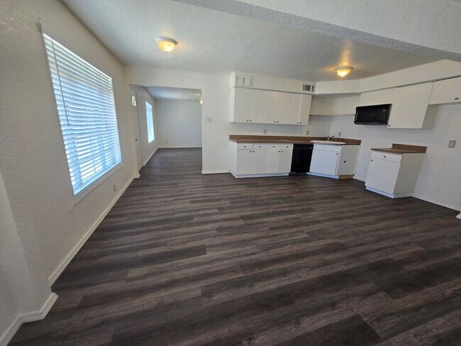Photo - Spacious Home, Pets welcome