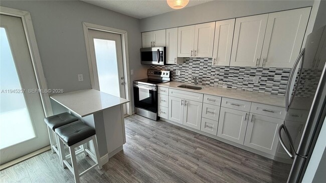 Building Photo - 2115 NE 42nd Ct Unit 206N