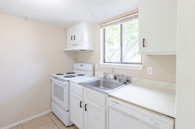 Photo - 15919 Golf Club Dr Unit 111