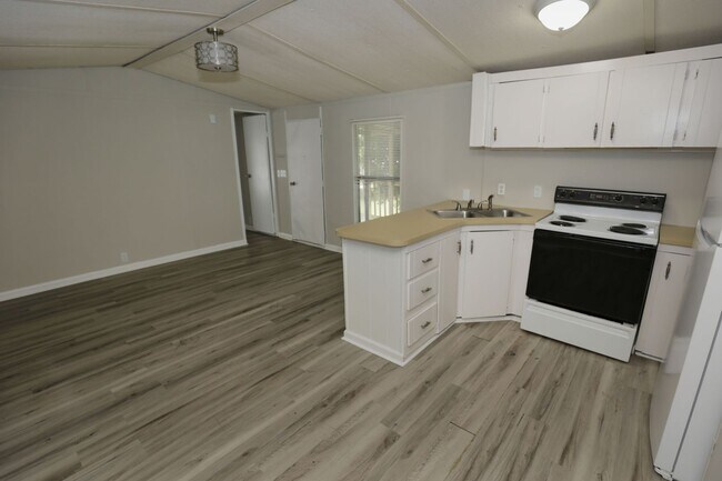 Photo - 2 Bed & 1 bath Trailer in Jville!
