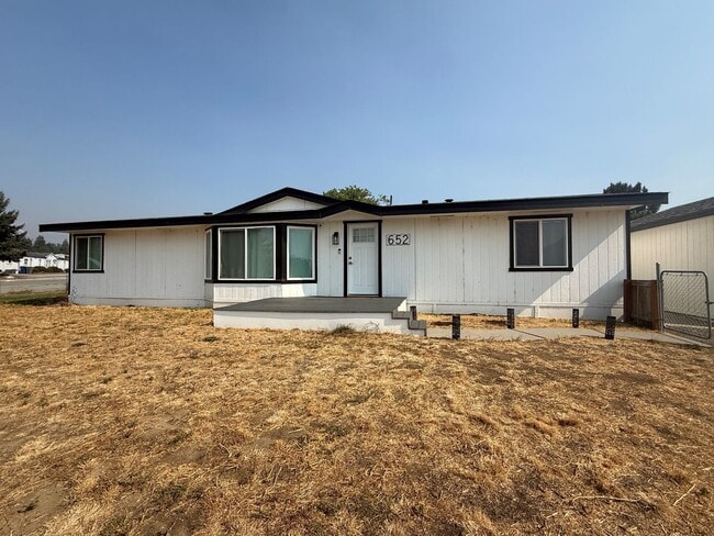 Building Photo - Now renting 3 bedroom House
