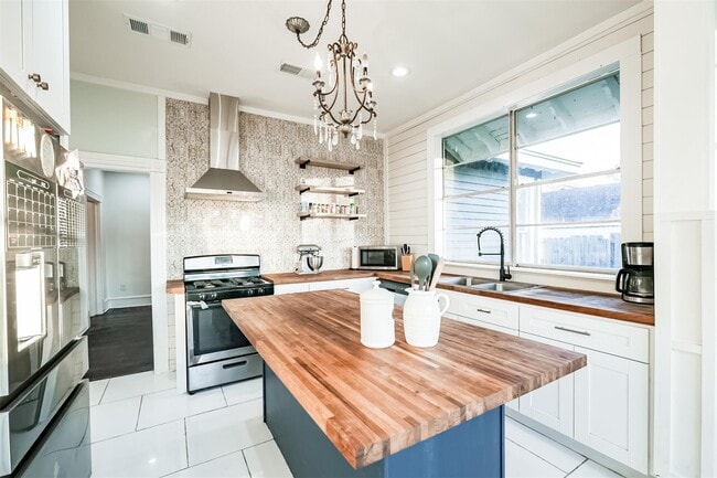 Photo - 4016 Avenue Q 1/2